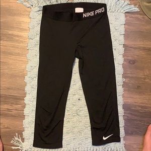 Black cropped Nike leggings